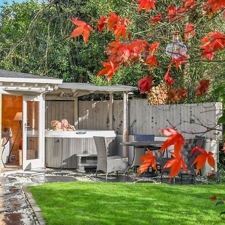A Superb Bijou Retreat With Jacuzzi Near An Excellent Village Pub 옐버턴 외부 사진