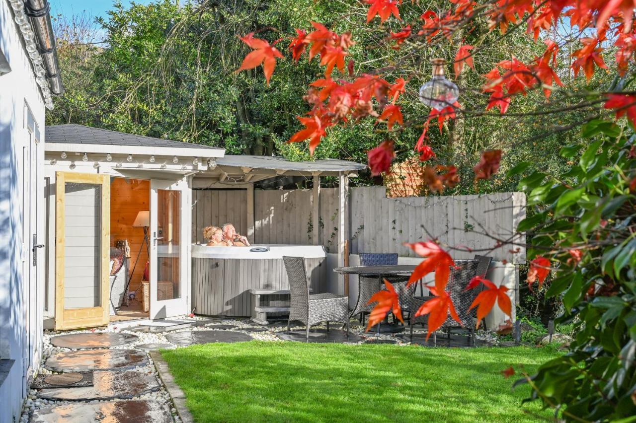 A Superb Bijou Retreat With Jacuzzi Near An Excellent Village Pub 옐버턴 외부 사진