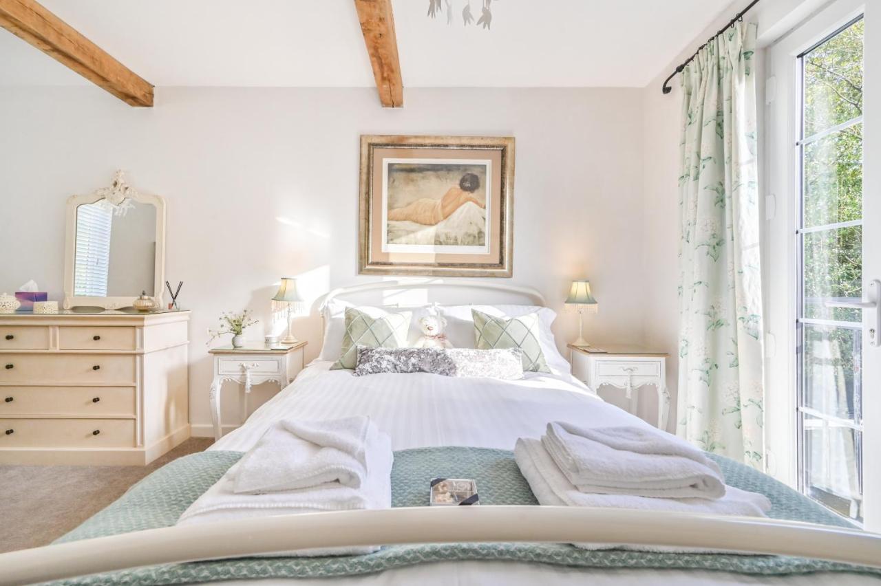 A Superb Bijou Retreat With Jacuzzi Near An Excellent Village Pub 옐버턴 외부 사진